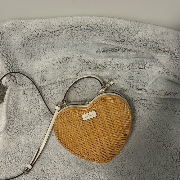 Heart-Shaped Wicker Crossbody Bag - Picture 5 of 5